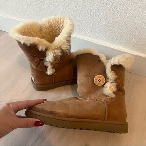 UGG Bailey Button II Suede boots Chestnut size 8